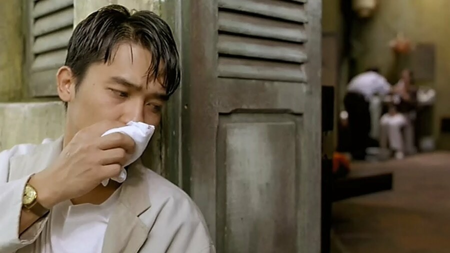 早在1995年梁朝偉已邁出國際合作的腳步,他在越南導演陳英雄的電影《三輪車伕》(Cyclo)中飾演黑道詩人,此片亦獲威尼斯影展金獅獎。(電影劇照)