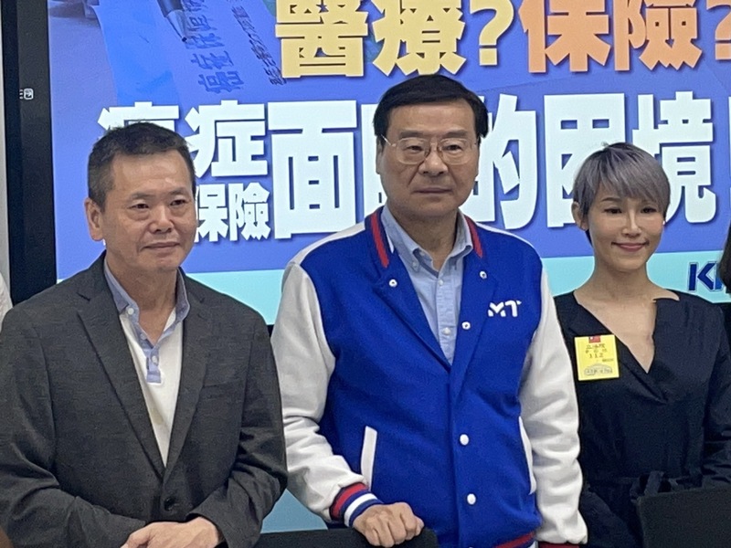 國民黨立委林為洲(左起)、曾銘宗與台灣年輕病友協會理事長潘怡伶4日共同呼籲,應檢視現行癌症商業險的問題。(Photo by 簡嘉佑/台灣醒報)