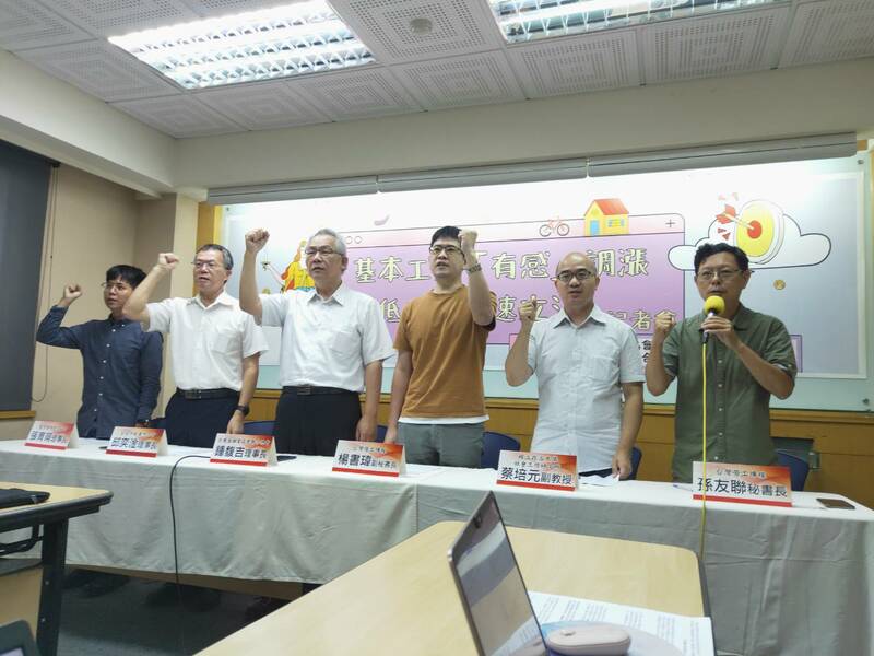 勞團4日呼籲政府繼續調漲基本工資,並制定《最低工資法》。(Photo by 呂翔禾/台灣醒報)