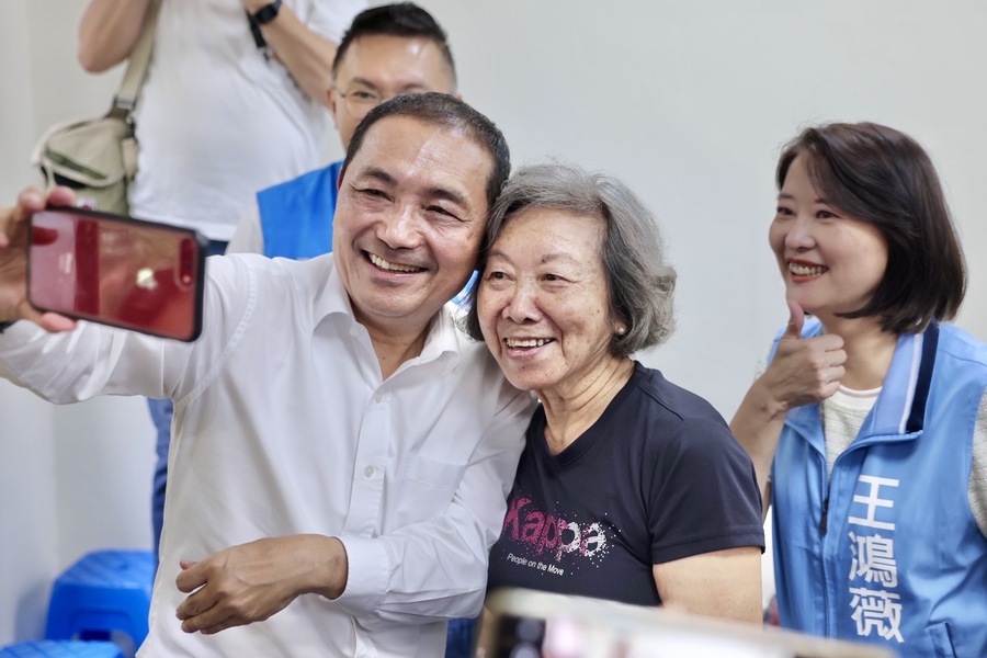 國民黨總統候選人侯友宜5日拋出「65歲以上健保排富全額補助」政策。(侯友宜辦公室)
