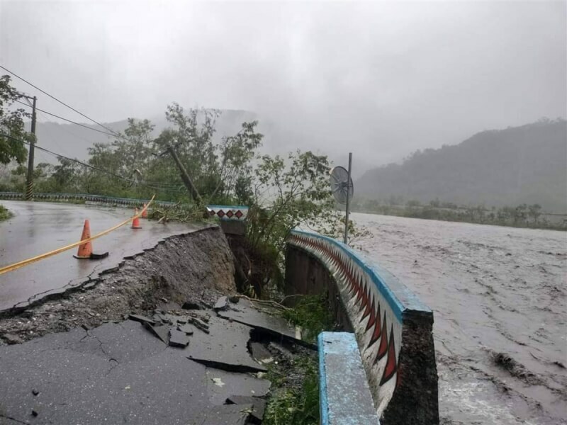 颱風海葵原地打轉強度減弱南部宜花仍須防較強雨勢(中央社)
