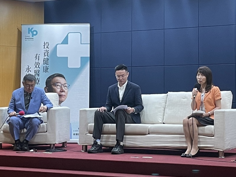 民眾黨總統候選人柯文哲、體育主播傅達仁的孩子傅俊豪與前總統陳水扁民間醫療小組發言人陳昭姿7日共同支持代理孕母、安樂死等政策。(Photo by 簡嘉佑/台灣醒報)