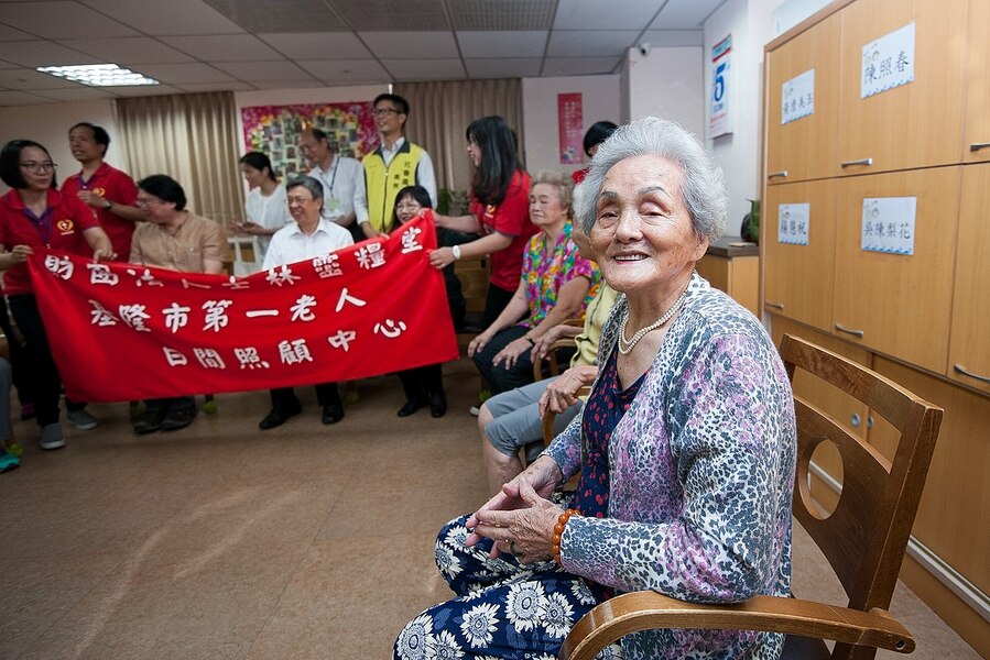 針對65歲以上健保免費方案,健保署長石崇良7日表示,還在評估中。(Wikimedia Commons)