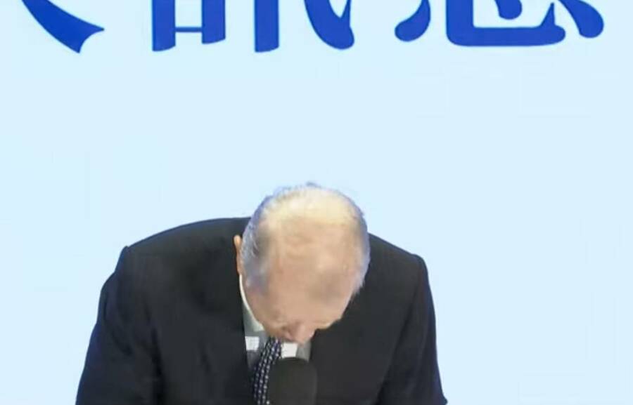 基泰建設董事長陳世銘針對近日公司建案的塌陷事故,3度鞠躬表達歉意,並宣布辭去董座。(直播截圖)