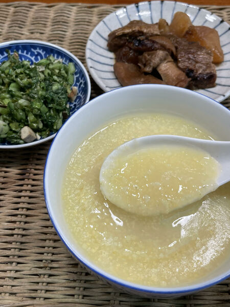 不知道為什麼,這十來年我一直沒有再吃小米粥,此時在菜市場忽然看見,當年開車載著妻子去買粥的情景又浮現在眼前…..(作者提供)