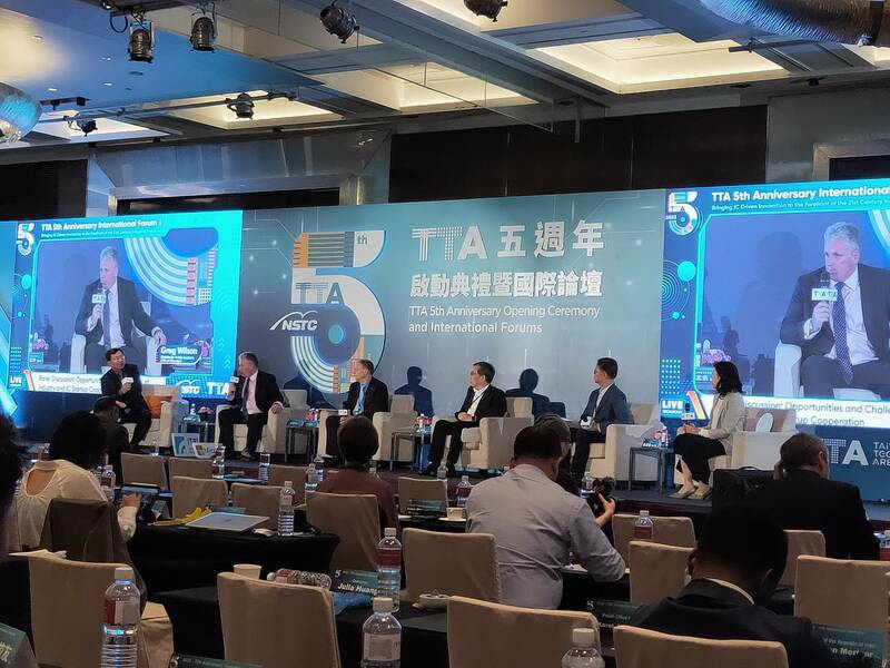 11日的台灣科技新創基地(TTA)論壇上,專家列出生成式AI的好處,期待產業與政府能多運用。(Photo by 呂翔禾/台灣醒報)