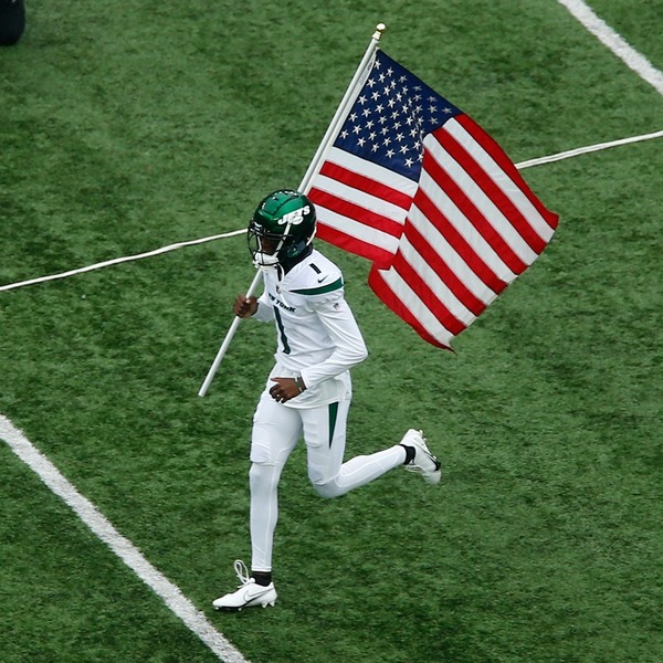 NFL回歸了!新賽季開幕戰收視熱度又開紅盤,比去年開幕戰增加24%收視數。(photo from NFL Facebook Officials)