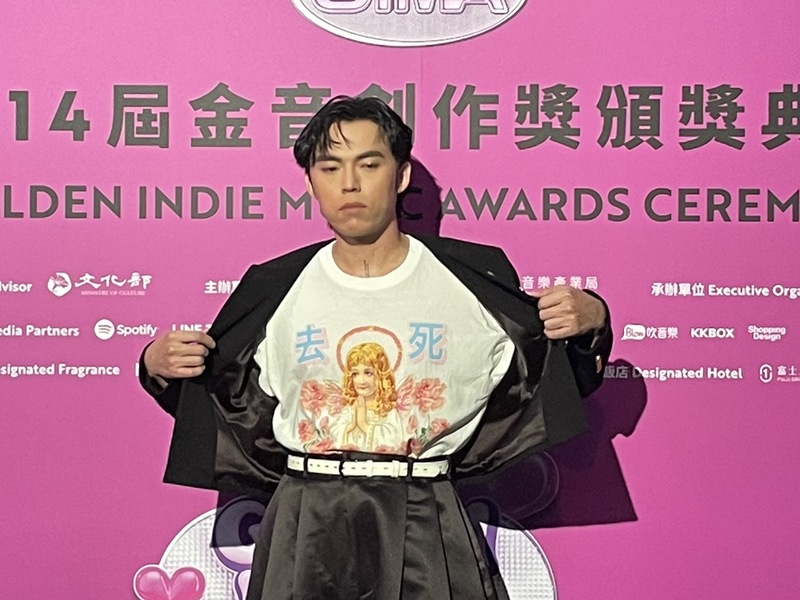 金曲男歌手HUSH本次擔任頒獎嘉賓之一,身穿日本暴走族服飾,裡頭白色T恤還寫著「去死」的字樣。(Photo by 簡嘉佑/台灣報導)