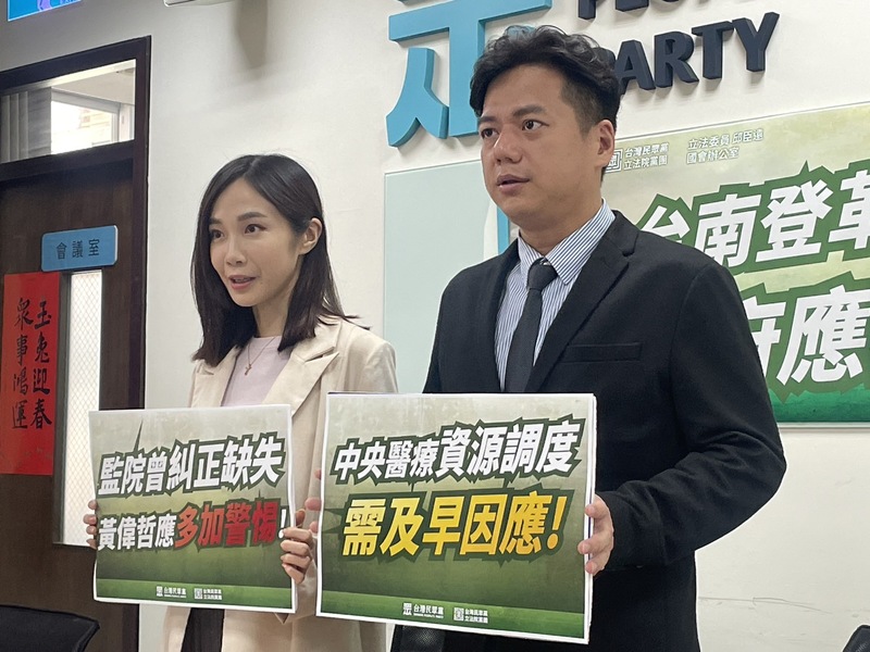 圖說:民眾黨發言人楊寶楨(左)與民眾黨立委邱臣遠(右)13日召開記者會表示,政府應加強室內清消,並超前調動醫療資源到疫情重災區。(Photo by 簡嘉佑/台灣醒報)
