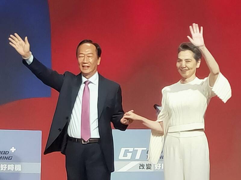 郭台銘13日宣布副手人選為演員賴佩霞。(Photo by 呂翔禾/台灣醒報)