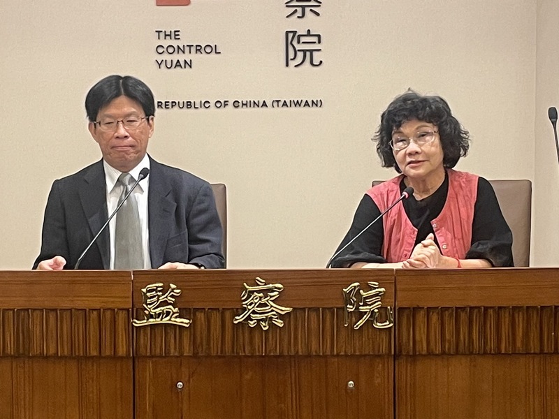 監察委員高涌誠(左)、王幼玲(右)14日召開記者會指出,台北監獄有受刑人施暴受刑人的狀況。(Photo by 簡嘉佑/台灣醒報)
