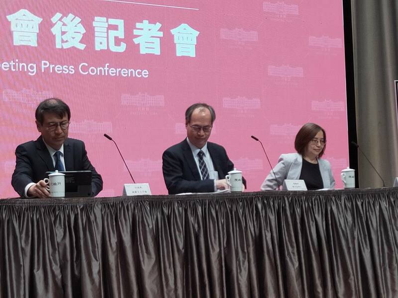 行政院14日公布福利津貼調漲7%,《最低工資法》會儘速送入立院。(Photo by 呂翔禾/台灣醒報)