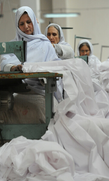 高溫與洪水將衝擊成衣產業的出口產值。(Photo by NATO Training Mission-Afghanistan on Flickr used under Creative Commons license)
