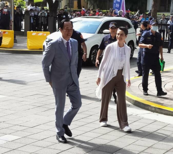鴻海創辦人郭台銘17日與副手賴佩霞前往中選會登記連署。(Photo by 呂翔禾/台灣醒報)