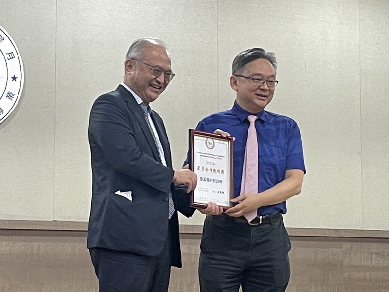 台大醫院院長吳明賢(左)17日於記者會表示,在少子化與高齡化的雙重衝擊下,醫療分配變得更加重要。(Photo by 簡嘉佑/台灣醒報)