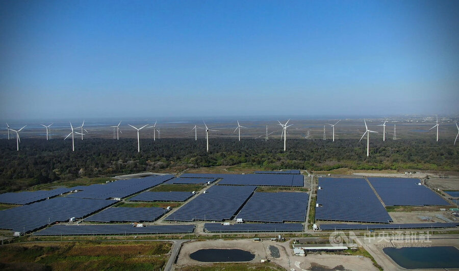 雲林麥寮天機太陽能電廠,裝置容量達到26MW(百萬瓦),面積約25公頃。(中央社)