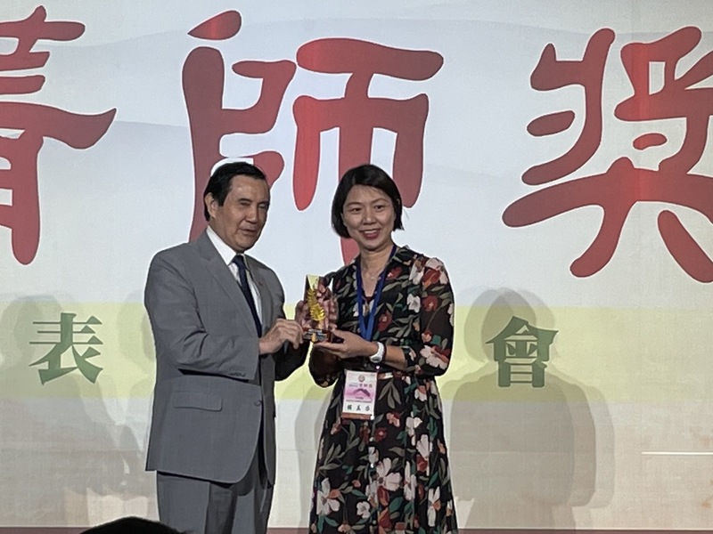 前總統馬英九(左)18日擔任「教育大愛菁師獎」頒獎嘉賓。(Photo by 簡嘉佑/台灣醒報)