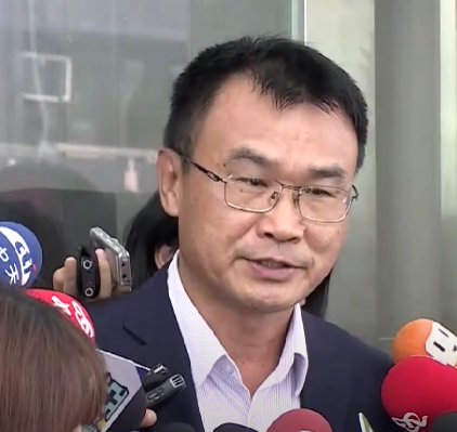 農業部部長陳吉仲19日接受媒體聯訪時,針對雞蛋進口專案造成的社會紛擾鞠躬道歉。(網路截圖)