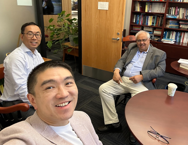 市長謝國樑參訪加州大學柏克萊分校的Vive FHL Lab,並與兩位主要計劃主持人(左起)Allen Y. Yang及Shankar Sastry合影留念。(基隆市政府提供)