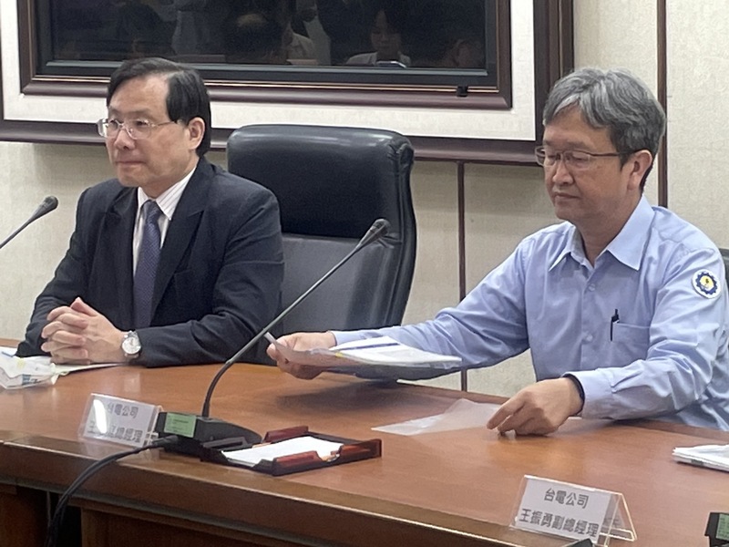 經濟部次長林全能(左)19日表示,為了物價穩定,決議本次電價不調整,百貨、電影院、健身房、餐飲等高壓用戶取消凍漲政策。(Photo by 簡嘉佑/台灣醒報)