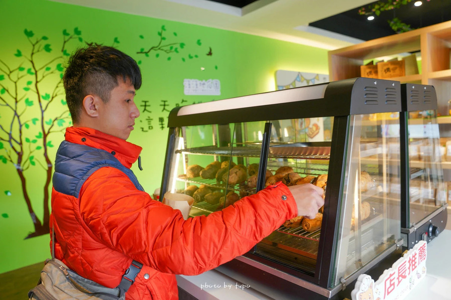 那天,我們經過一家食品店試吃了-小塊如-元硬幣般大小的特製地瓜,冰過的,味道不錯,考慮買一點帶回去。(網路截圖)