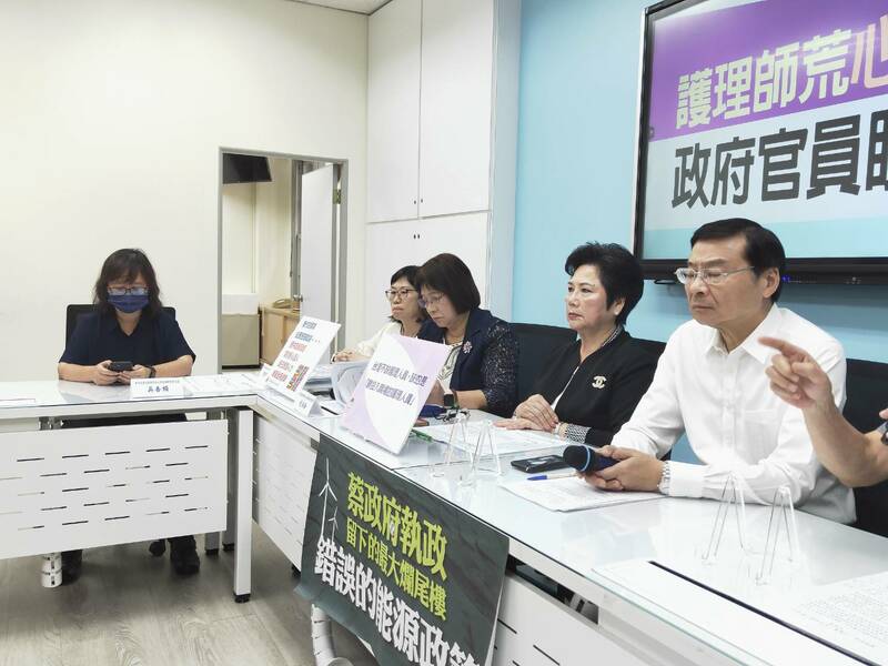 國民黨20日與護理師團體呼籲,替護理師加薪、降低護病比。(Photo by 呂翔禾/台灣醒報)