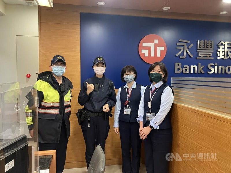 金管會20日提醒,買賣人頭帳戶作為詐騙使用,最高可關5年、罰3千萬。(中央社)