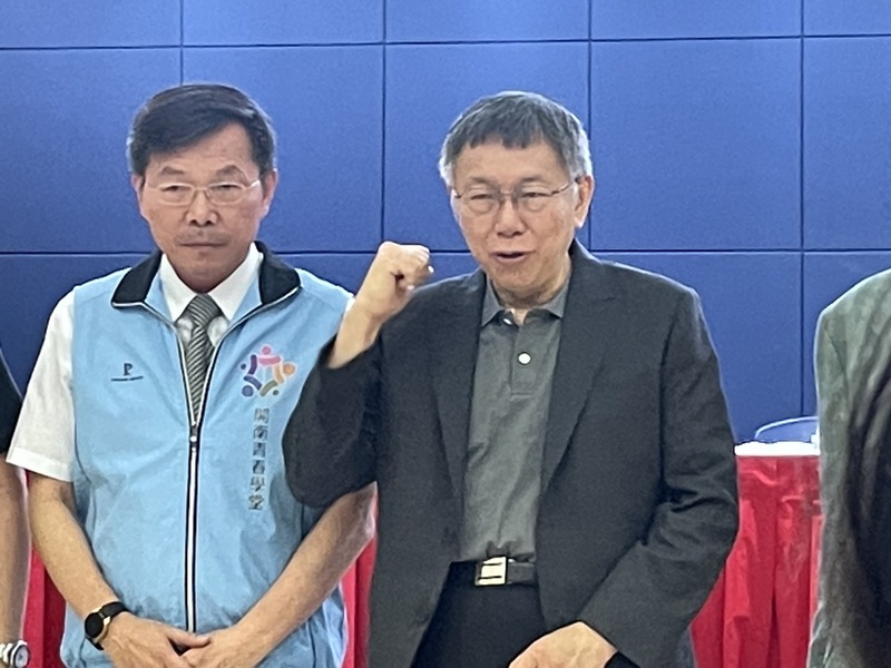 民眾黨總統候選人柯文哲(右)21日於政策記者會表示,長照支出要擴張,並建立「長照保險」制度。(Photo by 簡嘉佑/台灣醒報)