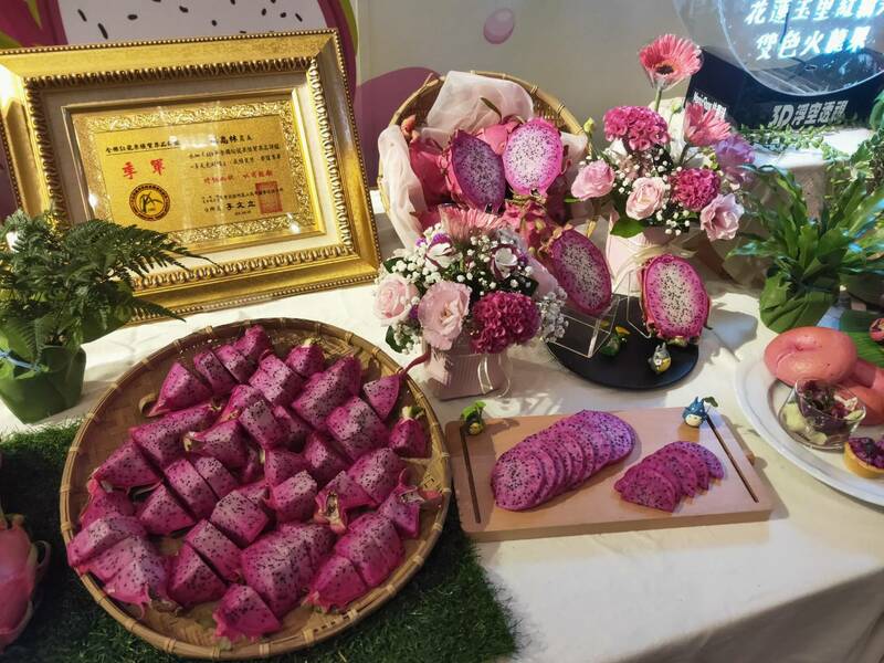 花蓮縣府21日北上推銷玉里粉紅火龍果。(Photo by 呂翔禾/台灣醒報)