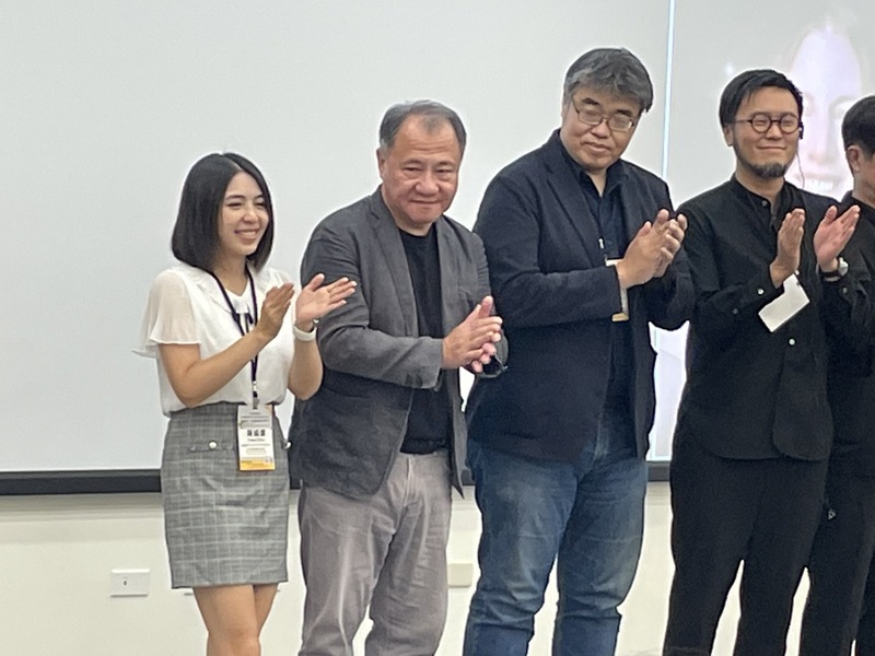 台大資工系副教授陳縕儂(左一)與NOSIGNER創辦人太刀川英輔(右一)21日於點子松論壇發表演講。(Photo by 簡嘉佑/台灣醒報)