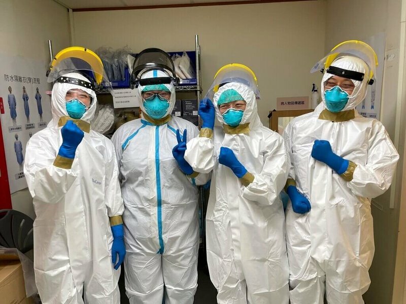 新冠肺炎病毒肆虐台灣時,醫護全副武裝上陣與時間競賽搶救COVID-19確診病患。(中央社)