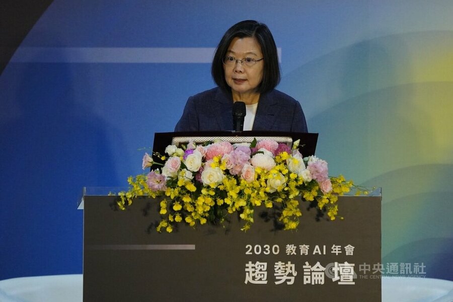 總統蔡英文24日於AI教育年會致詞表示,政府以公私協力的方式推廣AI,提升台灣學生學習語言的能力。(中央社)