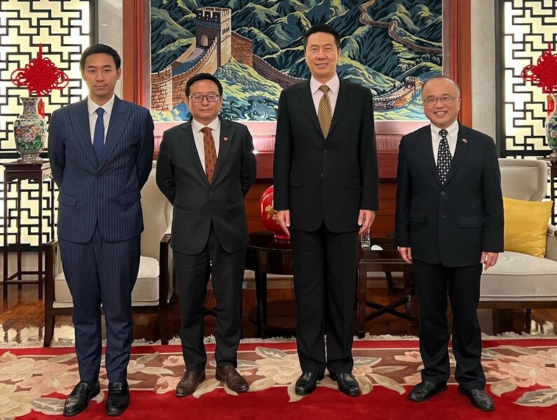 泰國反對黨23日任命新黨魁柴薩瓦(左2),以延續前進黨的政治生命。(@Chaithawat_MFP via Twitter)