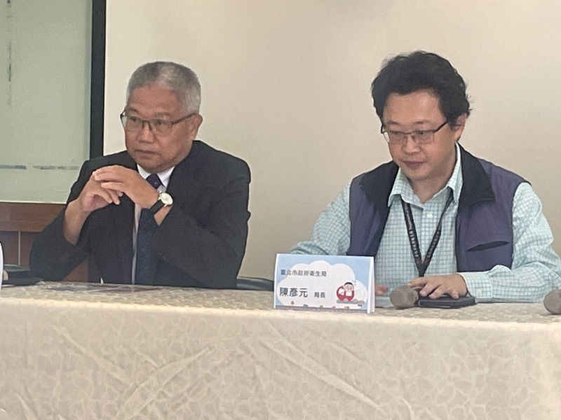 藥師公會全聯會理事長黃金舜(左)與台北市衛生局局長陳彥元(右)25日於記者會提醒民眾注意「藥駕」的問題。(Photo by 簡嘉佑/台灣醒報)