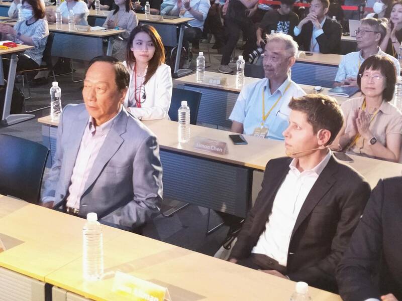鴻海創辦人郭台銘25日出席AI座談會,並專心聆聽OpenAI執行長奧特曼演講。(Photo by 呂翔禾/台灣醒報)