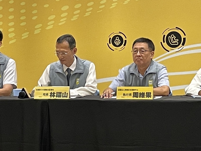 交通部公共運輸及監理司司長林福山(左)與車輛安全審議中心執行長周維果(右)26日發布新一季的「台灣新車安全評等報告」。(Photo by 簡嘉佑/台灣醒報)