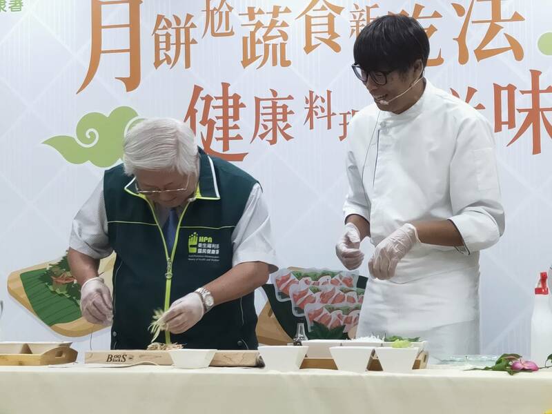 國健署26日舉行記者會,示範創意月餅蔬食料理,讓民眾無負擔過中秋。(Photo by 呂翔禾/台灣醒報)