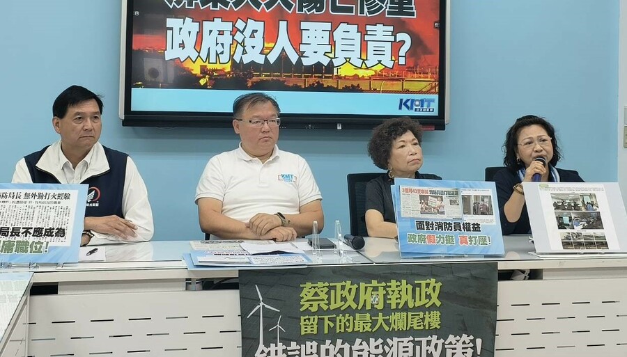 新北市議員林國春(左起)、國民黨立委李德維、游毓蘭與廖婉汝26日於記者會力挺消防員權益。(國民黨提供)
