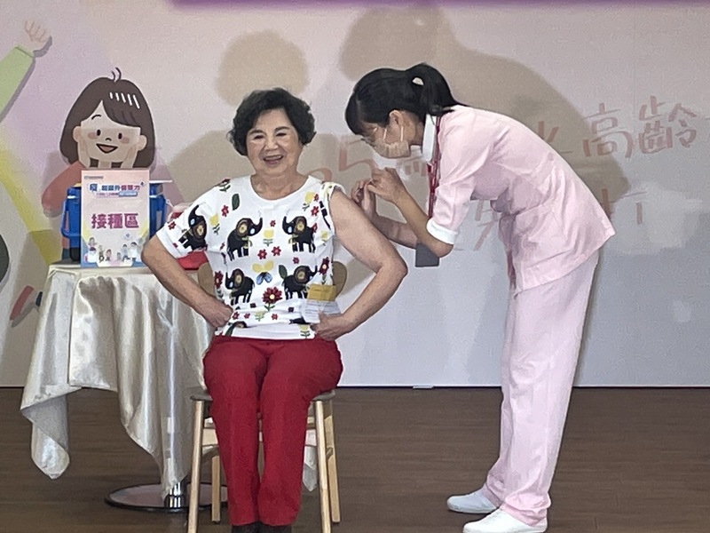 本次擔任防疫大使的藝人王滿嬌(左)26日現場露出手臂接種XBB.1.5新冠疫苗。(Photo by 簡嘉佑/台灣醒報)