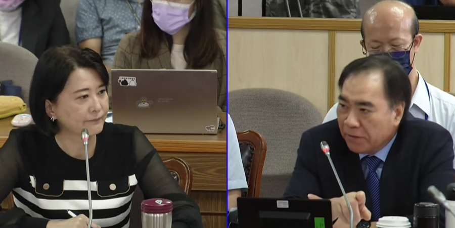 內政部次長吳容輝(左)27日於國民黨立委王鴻薇(右)的逼問下,指出明揚廠房消防業務的主責單位應為地方政府。(直播截圖)