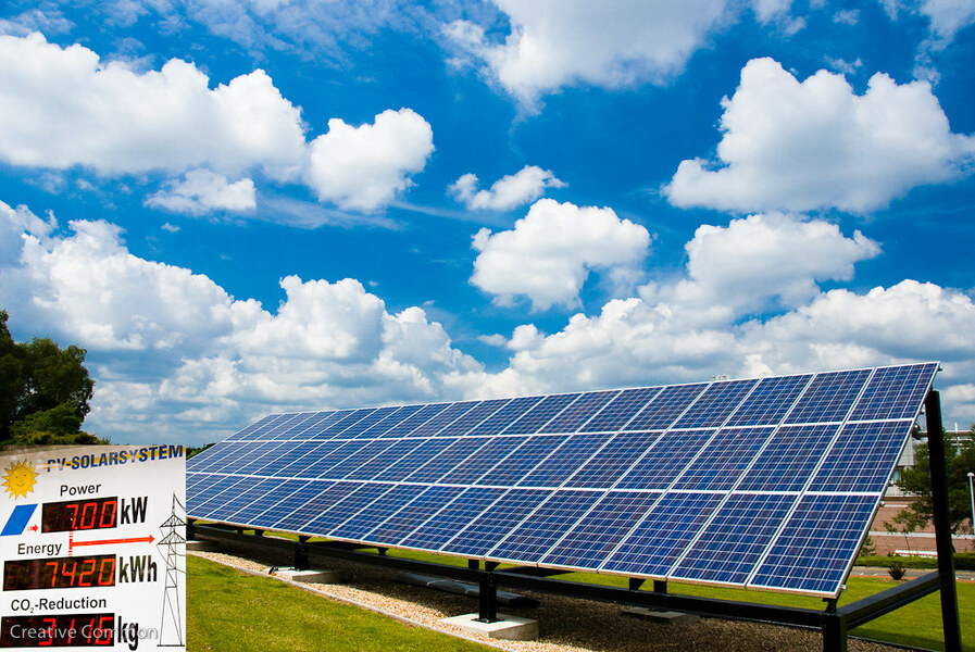 太陽能發電與電動車發展取得佳績,讓石化燃料的使用跟著減少。(Photo by David Blaikie on Flickr used under Creative Commons license)