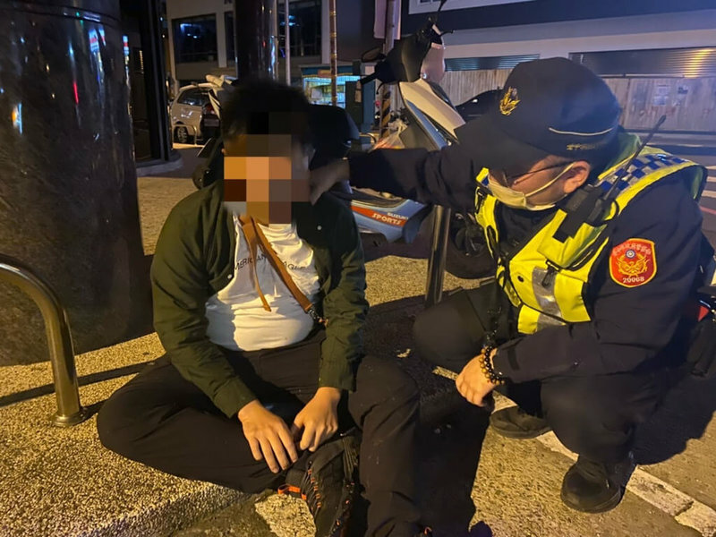 村上春樹曾說,領土主權引發的狂熱,如同喝烈酒,容易讓人腦充血,說話變大聲,行動變粗暴,論理也變得簡單化。圖為酒醉鬧事被警取締。(中央社)