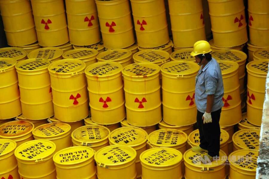 由核能電廠所產生放在蘭嶼的十萬桶核廢料(LLW),主要有三種來源。(中央社)
