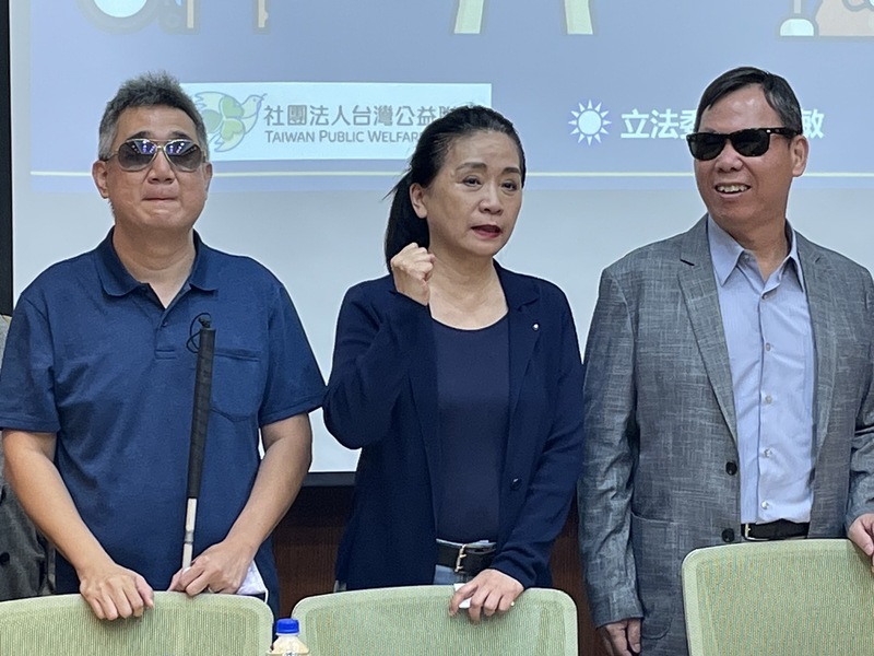 全盲社工師藍介洲(左起)、國民黨立委李貴敏與台灣公益聯盟創辦人鄭龍水2日於記者會討論公益彩券的條例。(Photo by 簡嘉佑/台灣醒報)