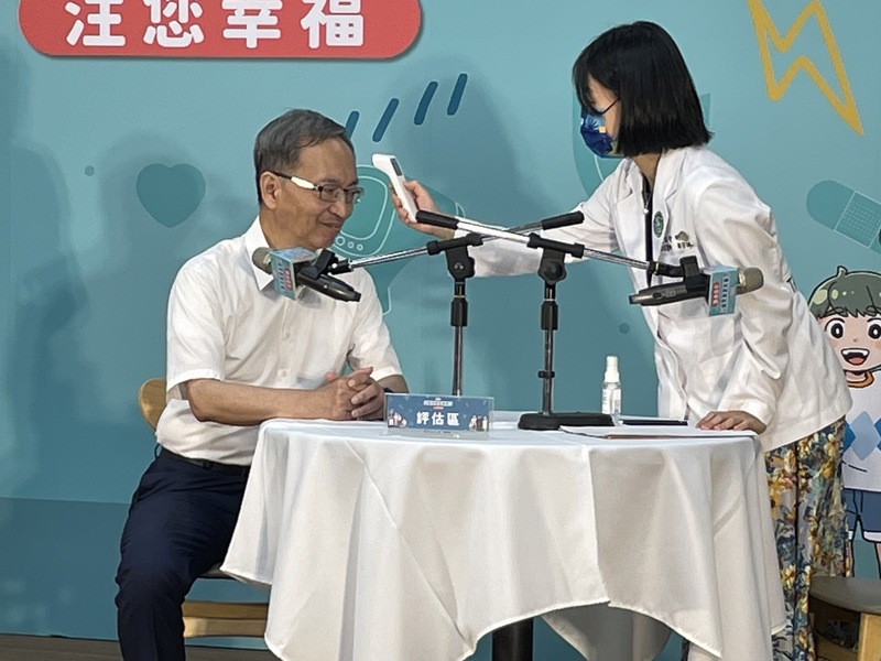 衛福部部長薛瑞元(左)2日於記者會接受醫師評估,接種國光廠牌的流感疫苗。(Photo by 簡嘉佑/台灣醒報)