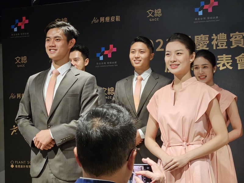 今年國慶禮賓員的服裝設計主題是「五色鑾華」。(Photo by 呂翔禾/台灣醒報)