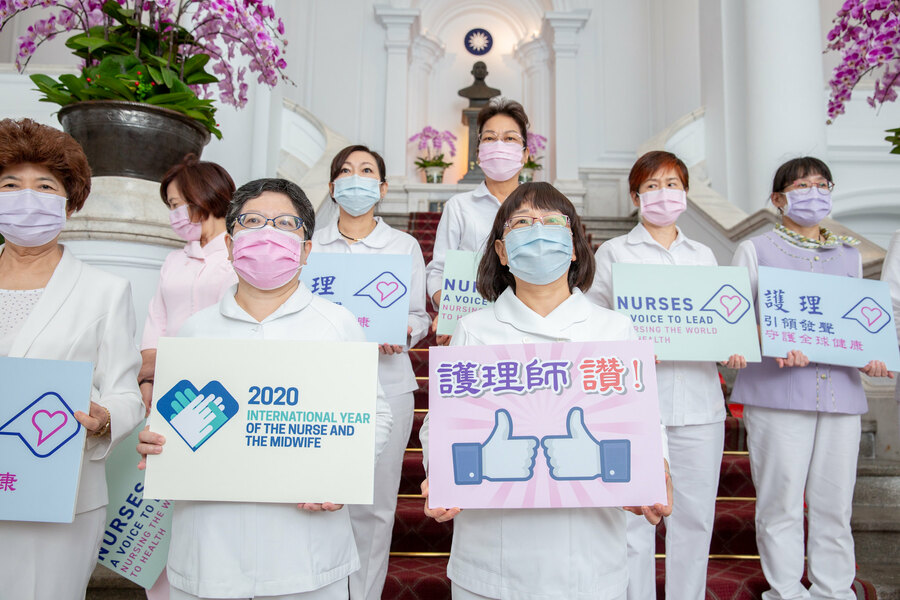 圖為總統府接見護理師代表。護理師護士公會全國聯合會秘書長曾修儀受訪指出,護理師白班其實才是工作最忙碌的時刻,夜班津貼並不合理。(總統府)