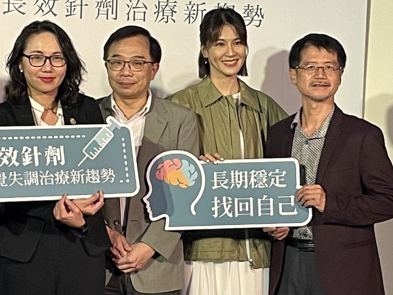 心理健康司長陳亮妤、台灣精神醫學會理事長蔡長哲與衛教大使曾佩慈4日共同建議思覺失調症患者使用長效針劑。(Photo by 簡嘉佑/台灣醒報)