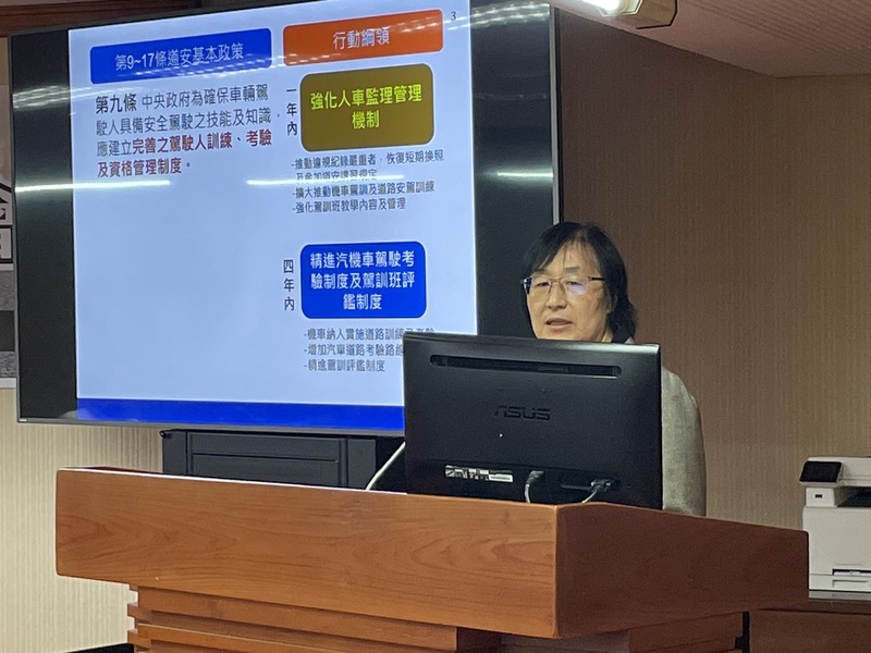 逢甲大學智慧運輸與物流創新中心副主任鍾慧諭4日於公聽會說,法規應確立行人通行權為基本權利,落實縮減車道寬度,普設標線型人行道。(Photo by 簡嘉佑/台灣醒報)