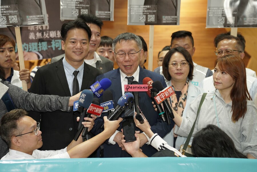 民眾黨總統候選人柯文哲6日結束訪美行程,於機場受訪。(民眾黨提供)